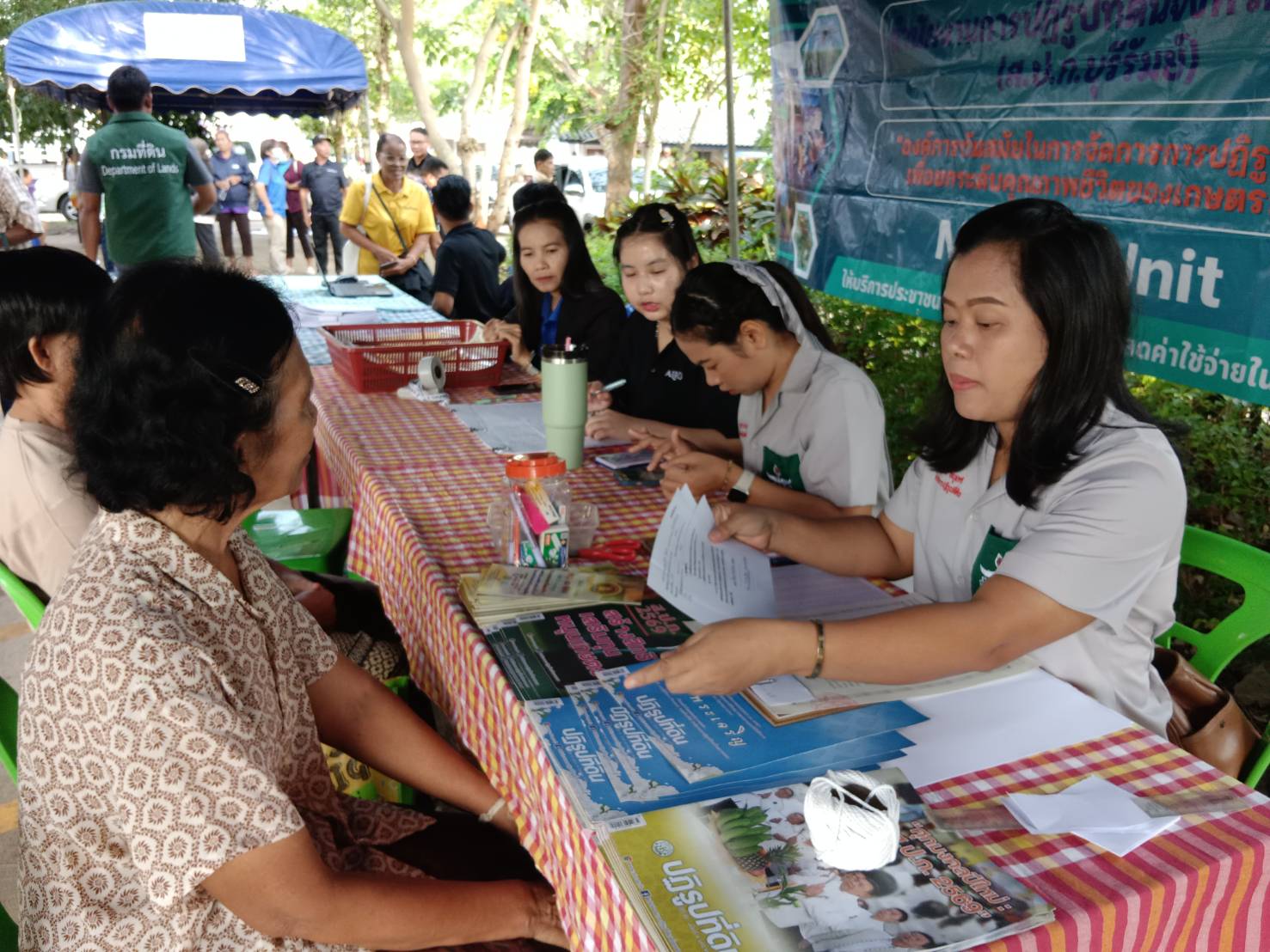 title - วันที่ 22 เมษายน 2569 นายประเสริฐ กาญจนเกียรติกุล ปฏิรูปที่ดินจังหวัดบุรีรัมย์ มอบหมายให้นางนวลละออง ชูมาตย์ ผู้อำนวยการกลุ่มยุทธศาสตร์และการปฏิรูปที่ดิน พร้อมเจ้าหน้าที่ ส.ป.ก.บุรีรัมย์ ร่วมงานหน่วยแพทย์เคลื่อนที่ (พอ.สว.) และโครงการ 